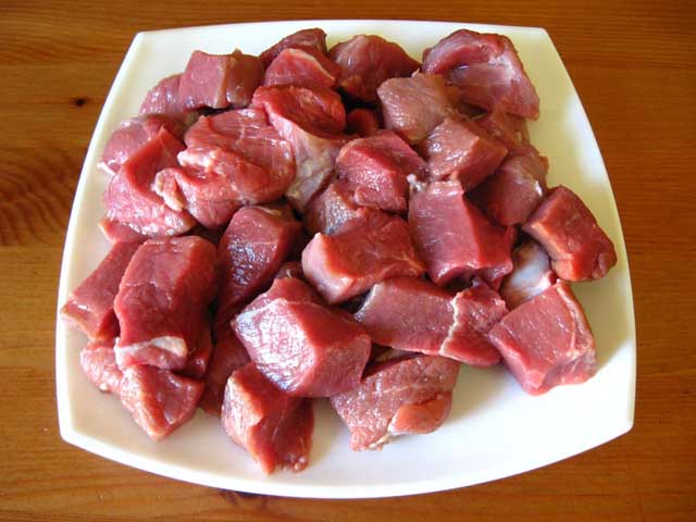 Нарізане м'ясо.